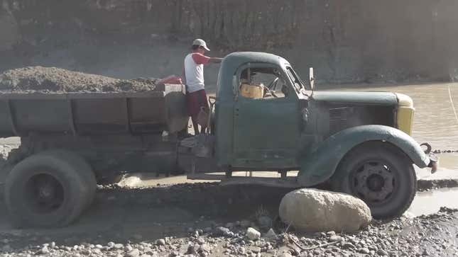 Image for article titled No Modern Truck Works As Hard As This Dying Soviet Dump Truck